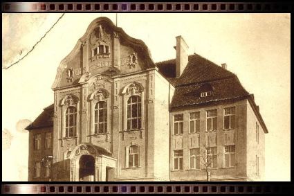 Gwny gmach uruchomionej w roku 1907 szkoy rolniczej dla Niemcw